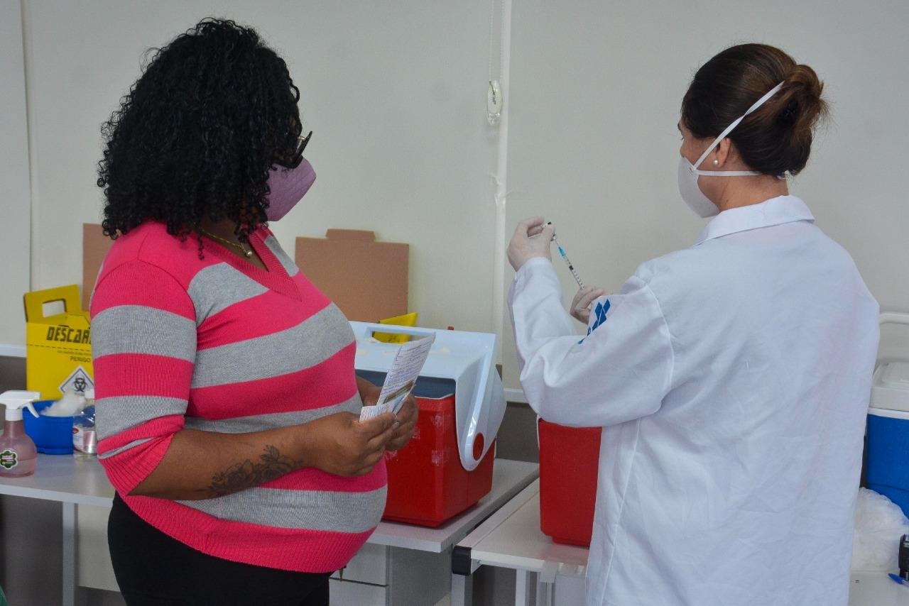 Vacina&ccedil;&atilde;o segue apenas para gestantes e pu&eacute;rperas que tem comorbidades