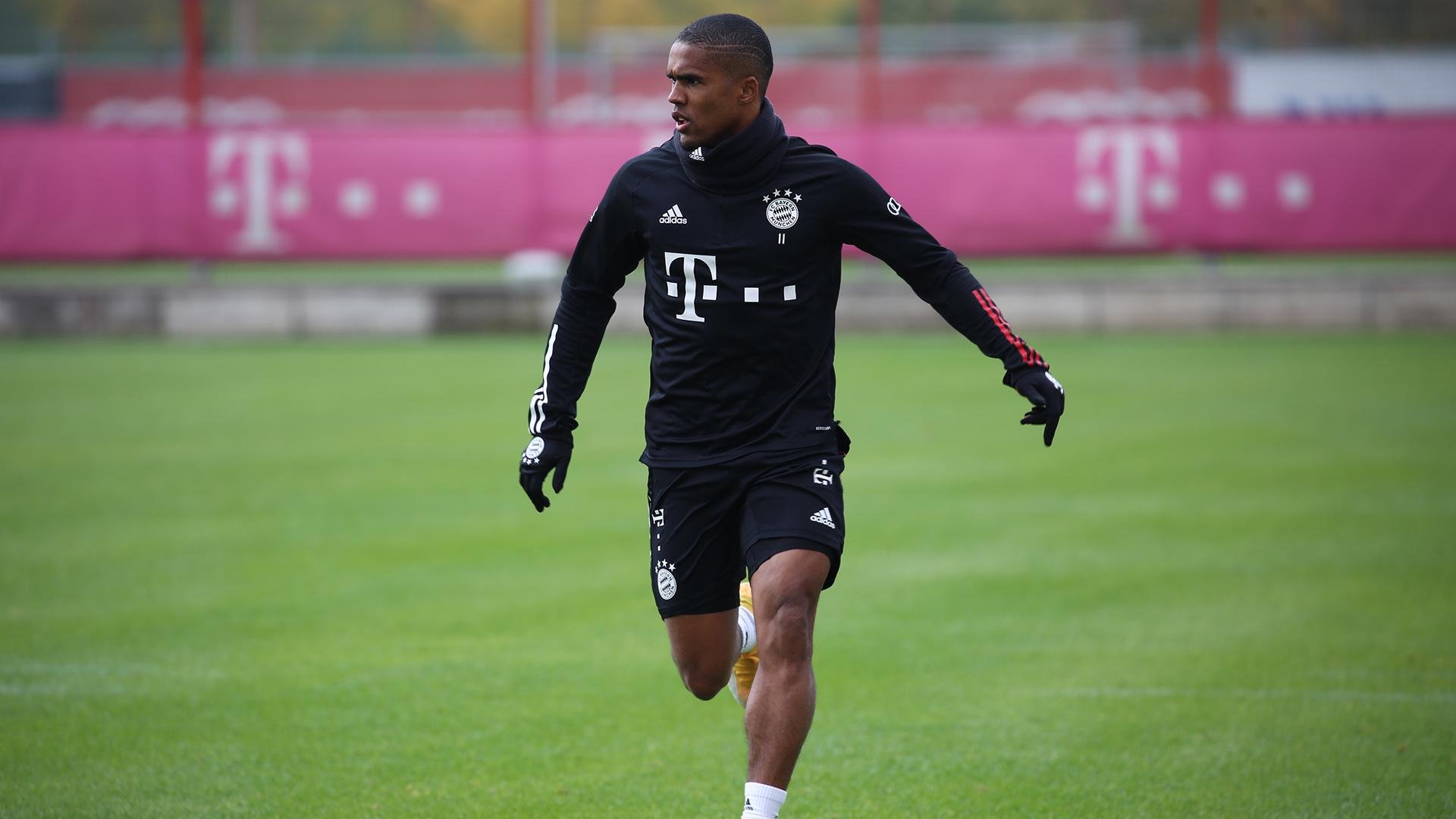 Douglas Costa demonstra confian&ccedil;a na libera&ccedil;&atilde;o da Juventus para acertar com o Gr&ecirc;mio