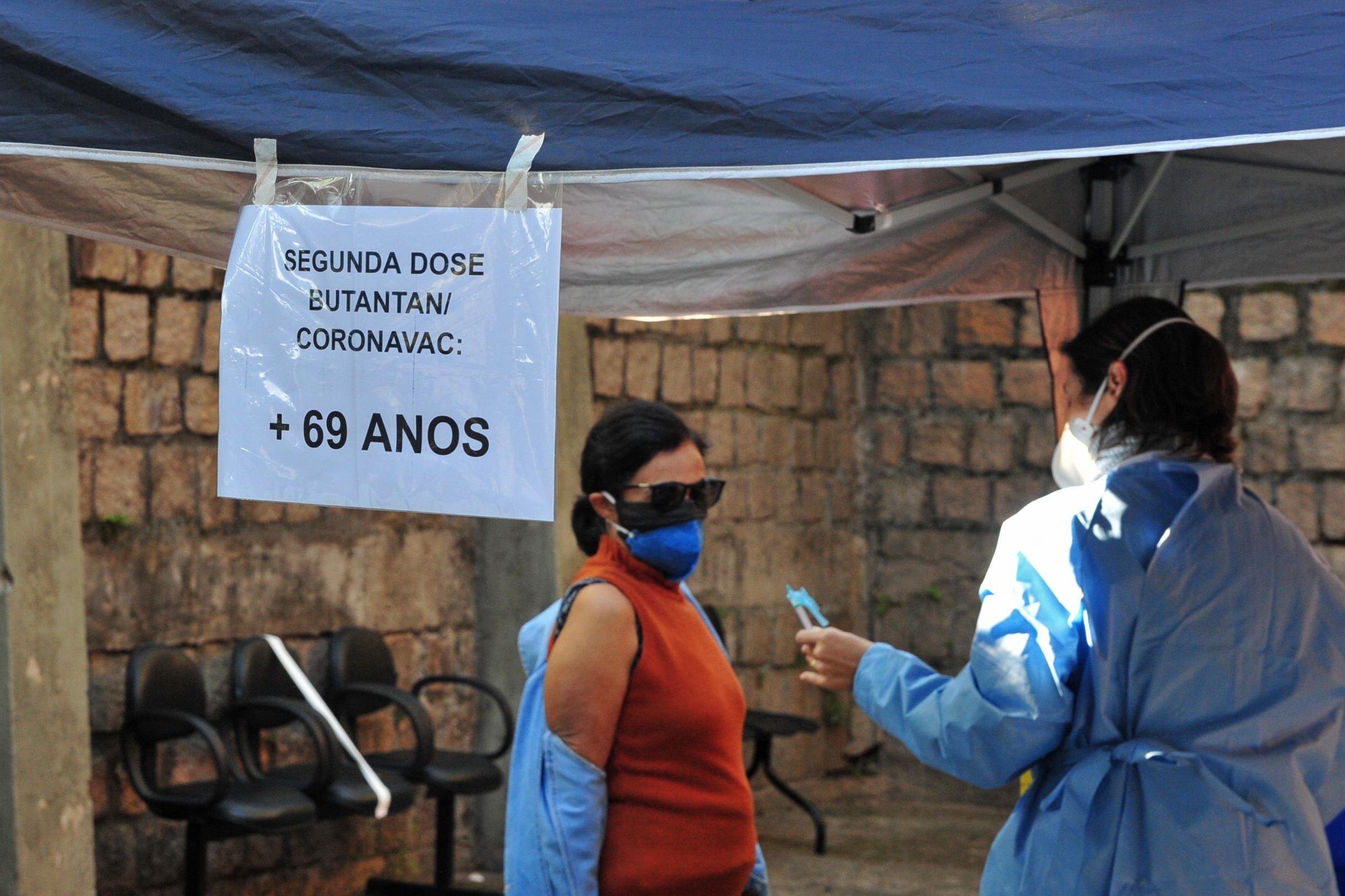 Segunda dose da Coronavac come&ccedil;ou a ser aplicada em pessoas com 69 anos ou mais em Porto Alegre