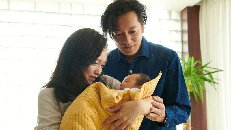 O casal Kiyokazu Kurihara e Satoko adota o pequeno Asato e ter&aacute; problemas com a m&atilde;e dele