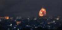 Explosão é vista durante a noite em Beit Lahia, na Faixa de Gaza