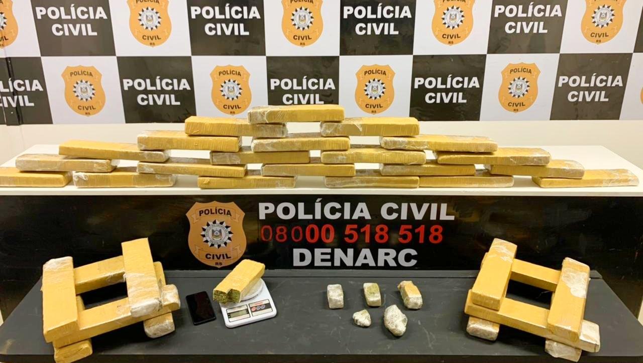 Al&eacute;m do entorpecente, uma balan&ccedil;a de precis&atilde;o e um telefone celular foram recolhidos