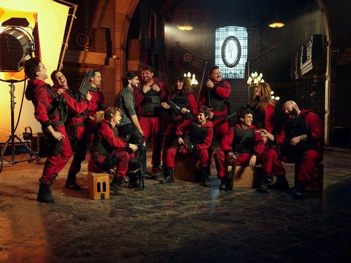 Netflix postou foto do grupo de atores para anunciar o fim das filmagens