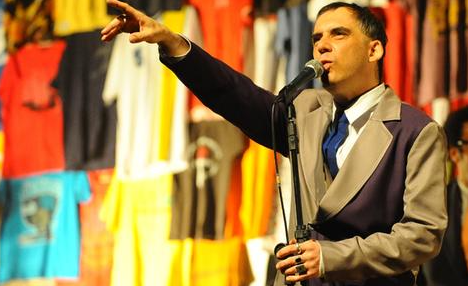 Arnaldo Antunes apresenta um show in&eacute;dito com can&ccedil;&otilde;es ao som de piano e declama&ccedil;&otilde;es de poemas