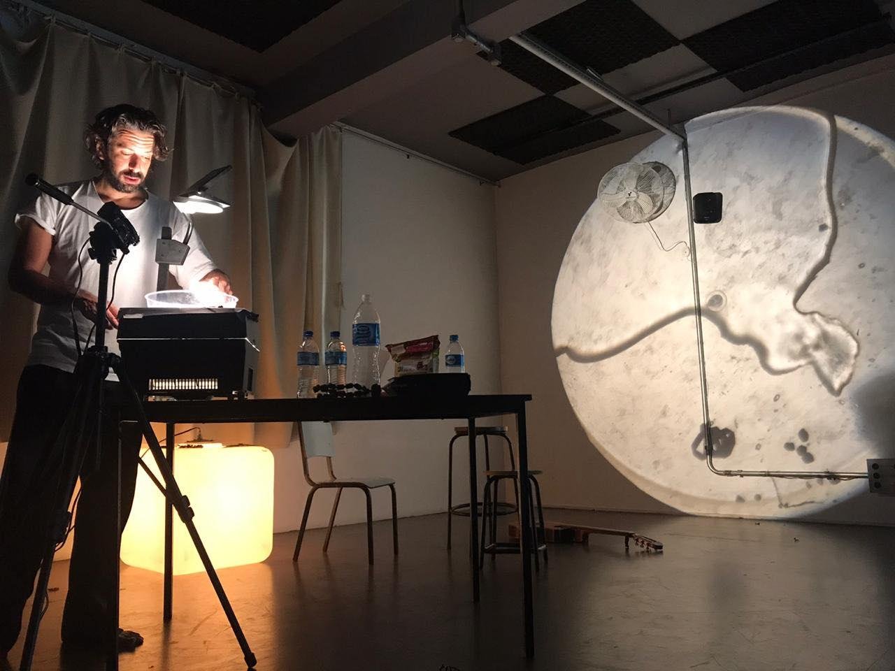Espet&aacute;culo tem estrutura h&iacute;brida - metade como teatro e metade como filme -,sobrepondo figuras reais, imaginadas e projetadas, assim como gestos e palavras.
