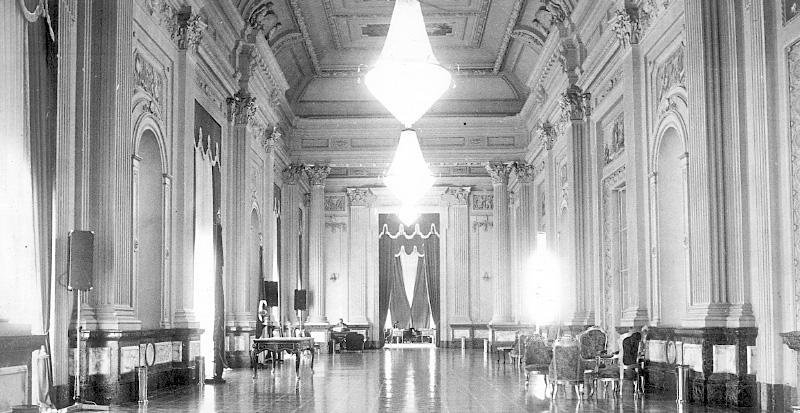 Os lustres do Pal&aacute;cio Piratini eram do estilo Lu&iacute;s XV