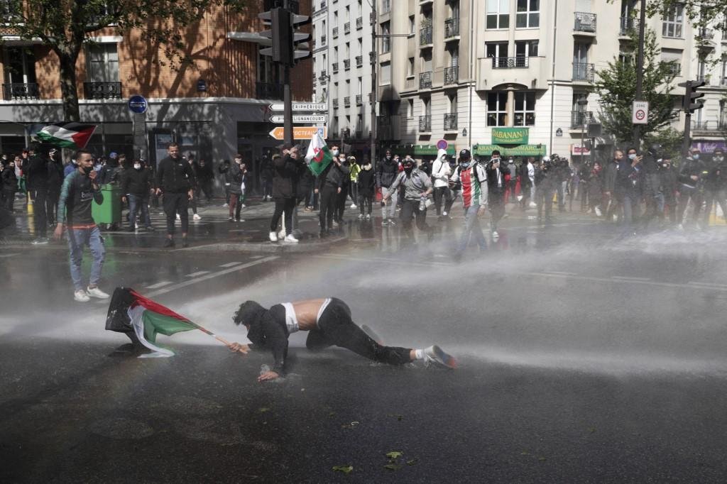 Pol&iacute;cia usou canh&otilde;es de &aacute;gua para dispersar manifesta&ccedil;&atilde;o em Paris