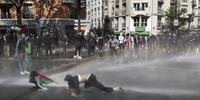 Polícia usou canhões de água para dispersar manifestação em Paris