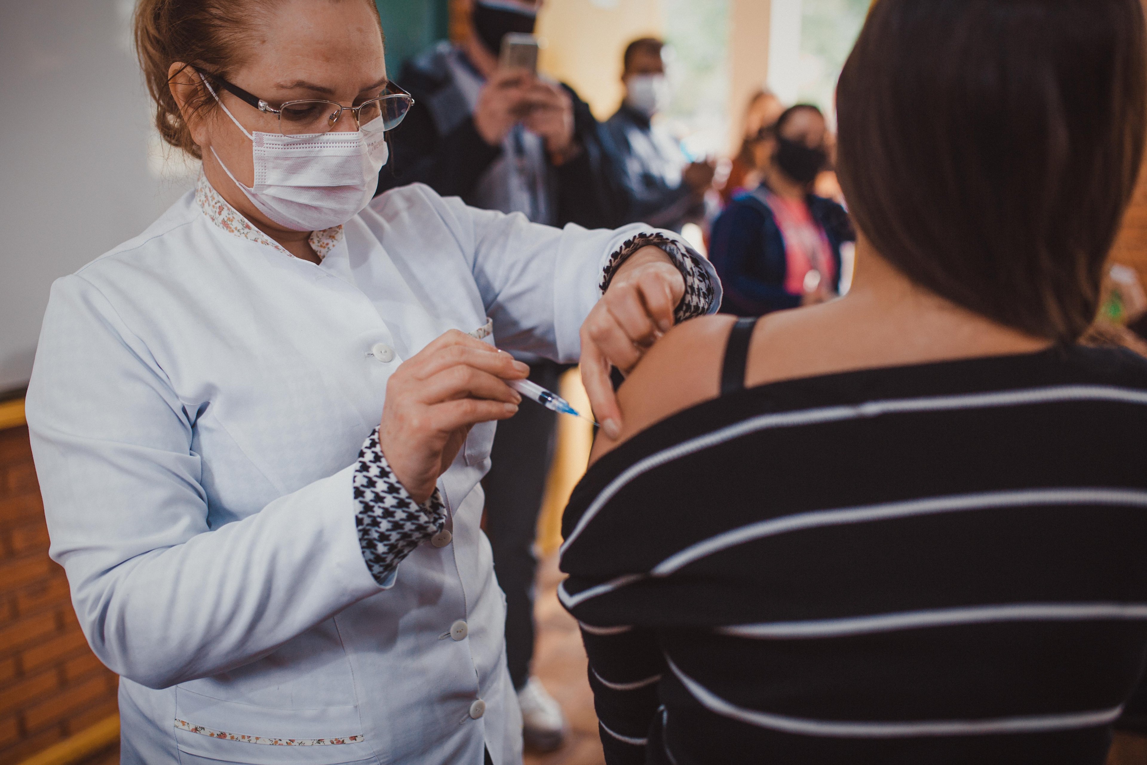 A orienta&ccedil;&atilde;o &eacute; para que se respeite o intervalo m&iacute;nimo de 14 dias entre a aplica&ccedil;&atilde;o da dose da vacina contra a Covid-19 e a da vacina da gripe