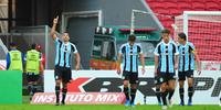 Diego Souza marcou de cabeça o gol de empate do Grêmio e Ricardinho o da virada