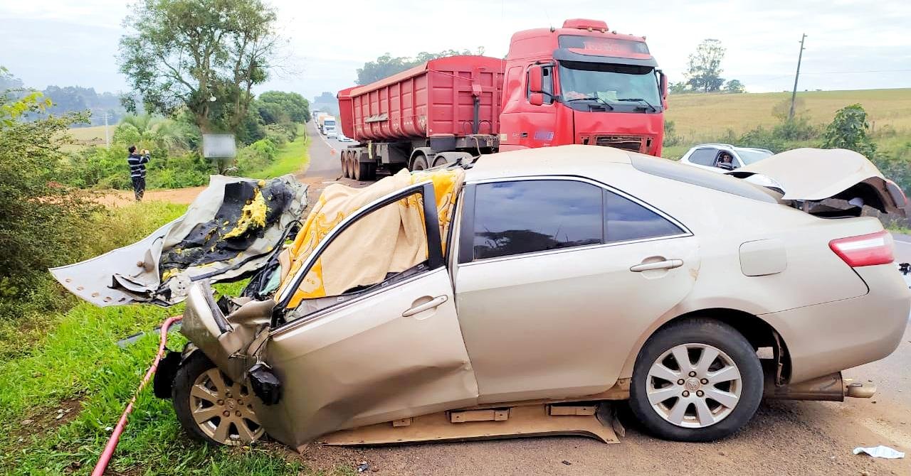 Carro da v&iacute;tima ficou com a frente destru&iacute;da no impacto contra a carreta bitrem