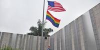 No Dia Internacional contra LGBTfobia, consulado dos EUA hasteia bandeira do arco-íris, em Porto Alegre