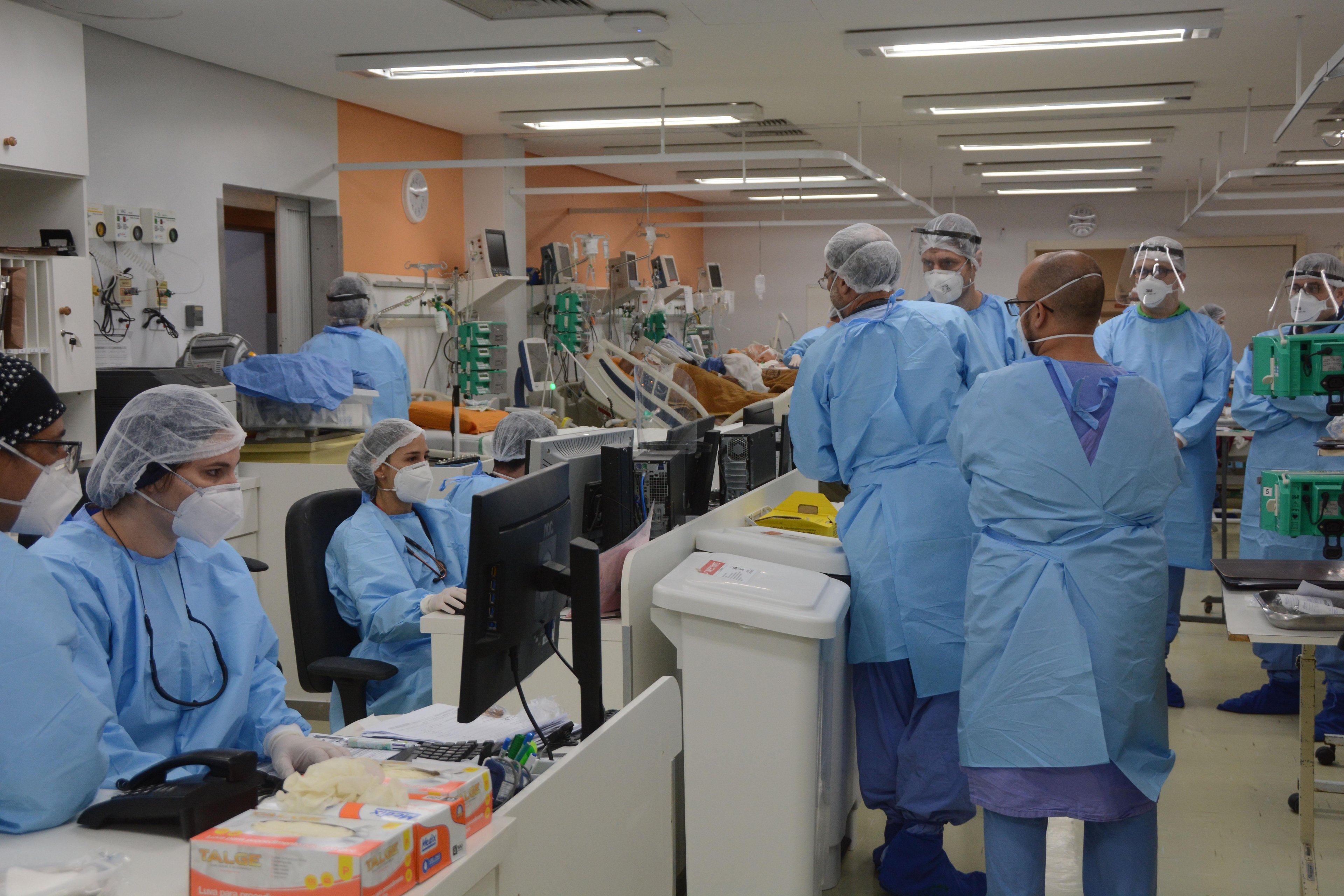 Tr&ecirc;s hospitais operam com lota&ccedil;&atilde;o das UTIs igual ou superior a 100% em Porto Alegre nesta segunda