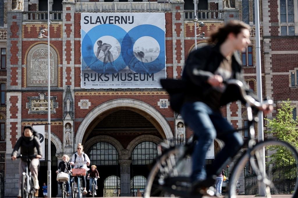 A exposi&ccedil;&atilde;o do Rijksmuseum conta a hist&oacute;ria de dez pessoas, entre escravos e fazendeiros, que lan&ccedil;am luz sobre o papel da Holanda na escravid&atilde;o no Caribe, Brasil, &Aacute;sia e &Aacute;frica do Sul