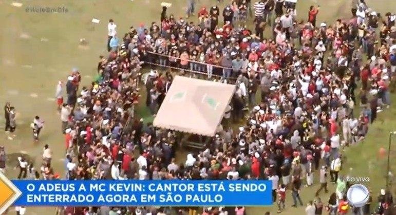 Corpo de MC Kevin &eacute; enterrado em cemit&eacute;rio na Zona Norte de SP