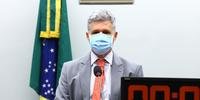Presidente da Comissão Especial Medicamentos Formulados com Cannabis, Paulo Teixeira, foi empurrado pelo deputado governista Diego Garcia