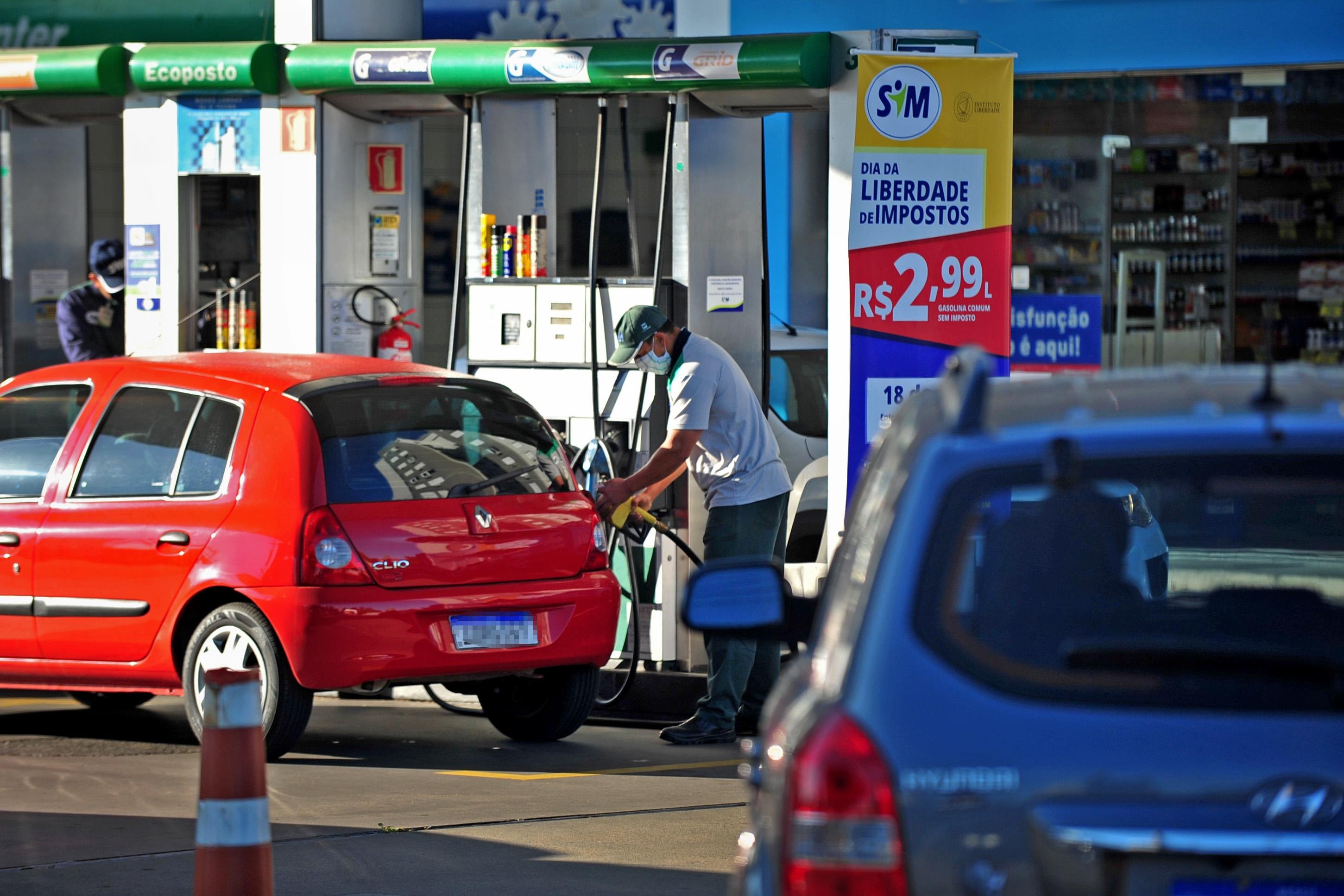 Filas de carros em postos de combust&iacute;veis chegou a conta com 30 ve&iacute;culos na madrugada desta ter&ccedil;a-feira