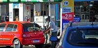 Filas de carros em postos de combustíveis chegou a conta com 30 veículos na madrugada desta terça-feira