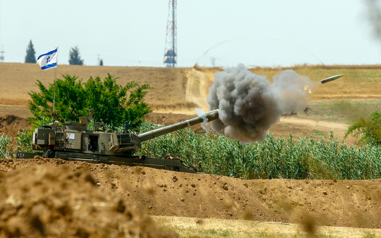 Um tanque Merkava israelense dispara em dire&ccedil;&atilde;o &agrave; Faixa de Gaza a partir de uma posi&ccedil;&atilde;o ao longo da fronteira com o enclave palestino em 20 de maio de 2021