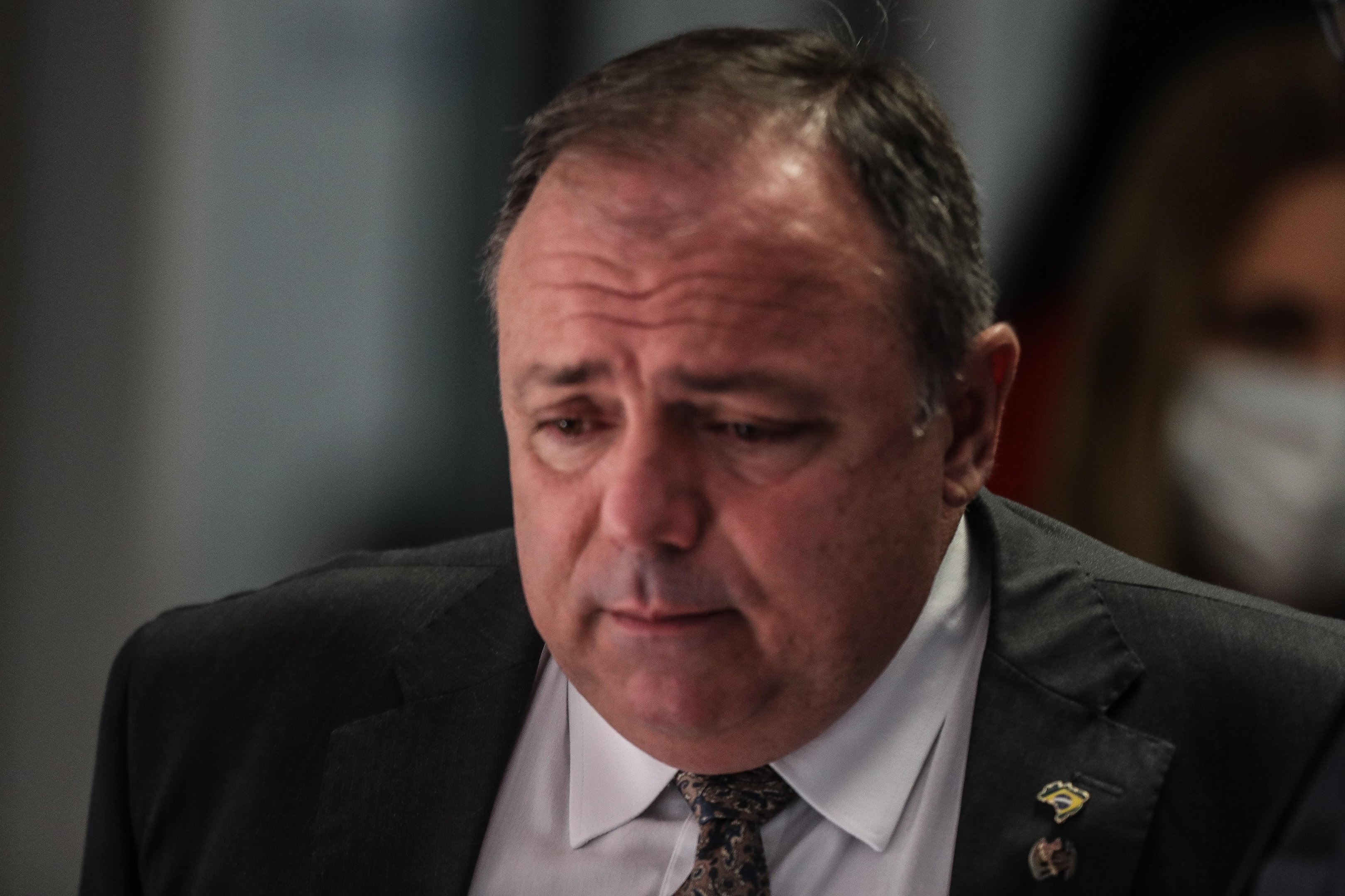 O ex-ministro da Sa&uacute;de, Eduardo Pazuello, chega para ser ouvido pelo segundo dia na CPI da Covid, no Senado, em Bras&iacute;lia, nesta quinta-feira, 20 de maio de 2021.