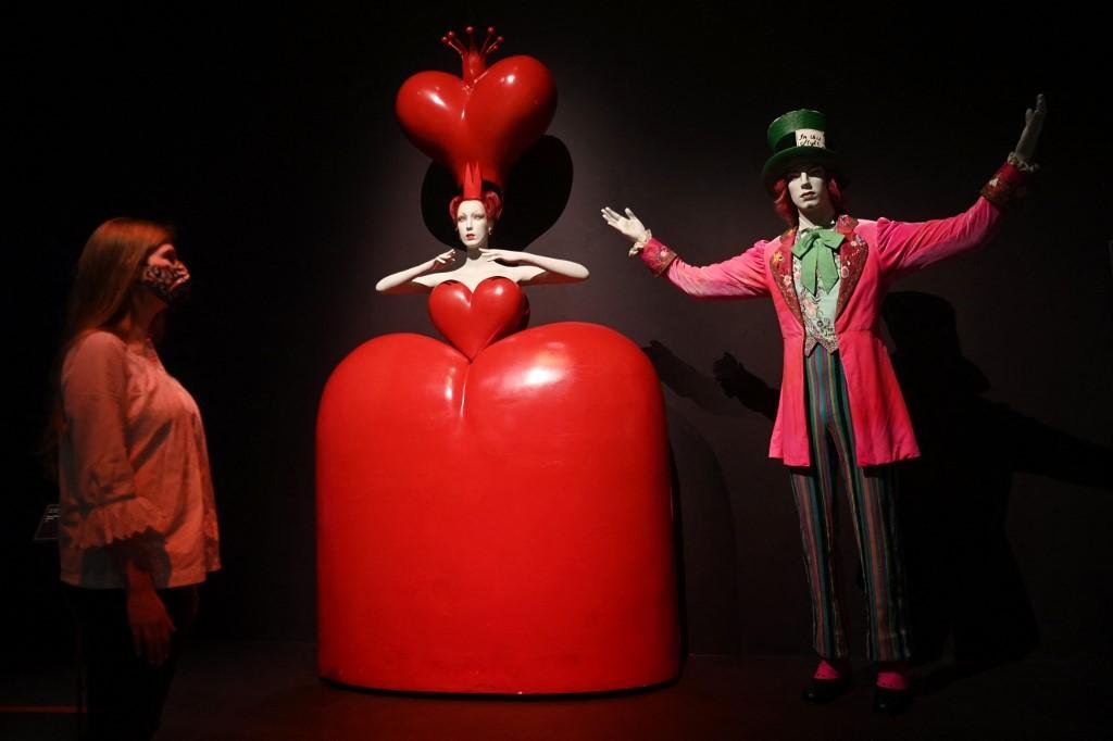 Para sua reabertura, o grande V&A Museum de Londres prop&otilde;e ao visitante entrar no universo de "Alice no Pa&iacute;s das Maravilhas"