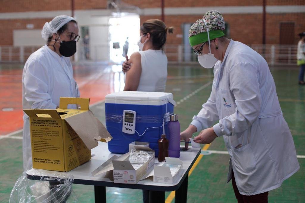 Chapec&oacute; tem capacidade para vacinar cinco mil pessoas por dia nas 26 unidades de sa&uacute;de