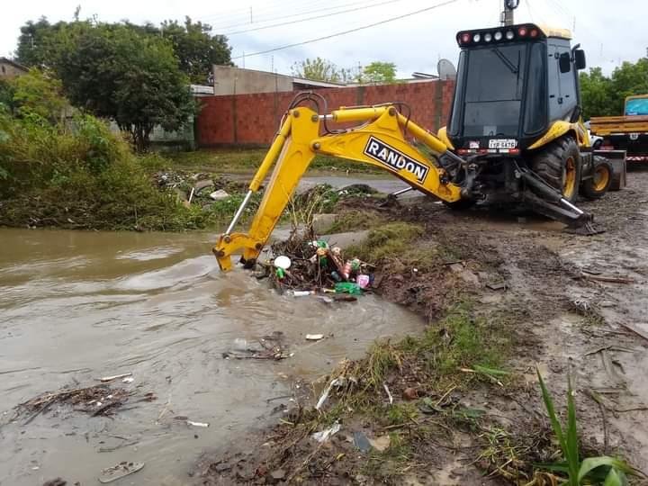 Defesa Civil de Uruguaiana e equipes da Secretaria Municipal de Infraestrutura Urbana e Rural auxiliam a popula&ccedil;&atilde;o
