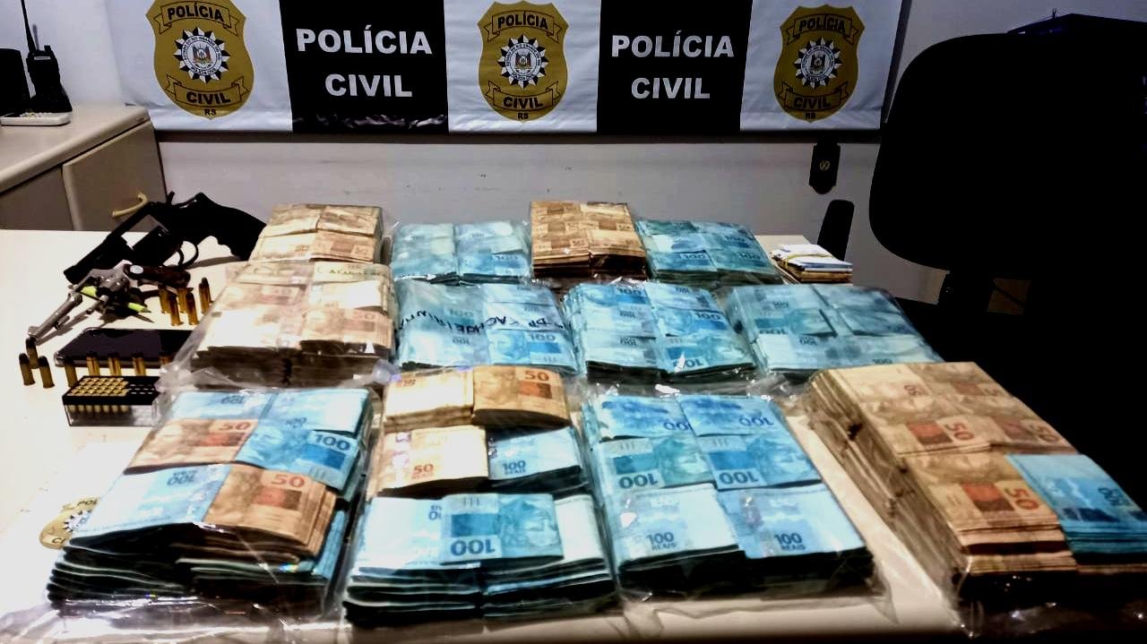 Duas armas e muni&ccedil;&otilde;es tamb&eacute;m foram recolhidos
