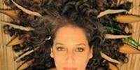 A cantora e compositora Carolinne Caramão exibe show on-line