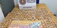 Policiais militares recolheram 491 saquinhos de maconha e 118 buchas, além de R$ 2.285,00 em dinheiro