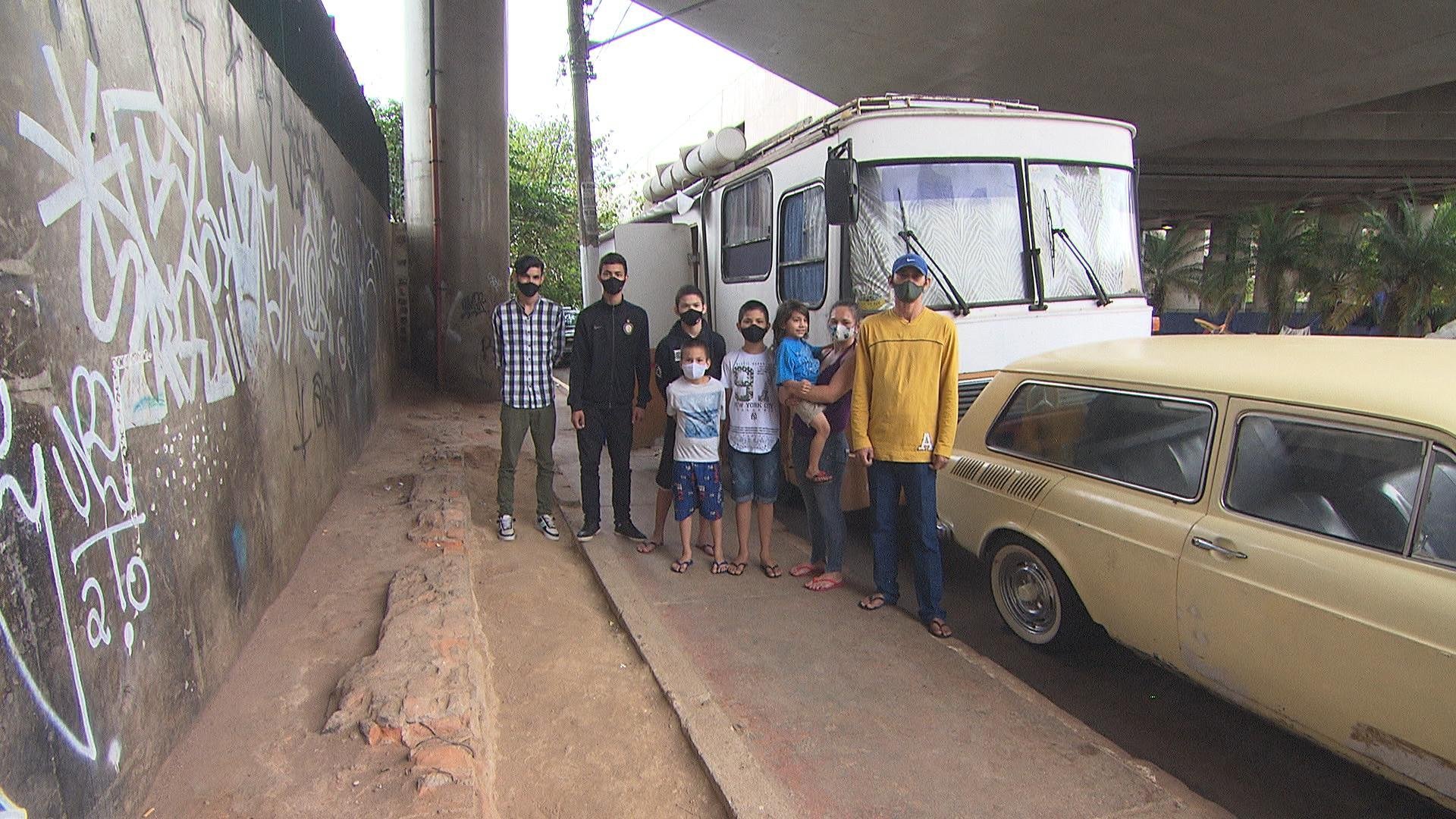 Fam&iacute;lia de Gilmar Braz mora em &ocirc;nibus adaptado