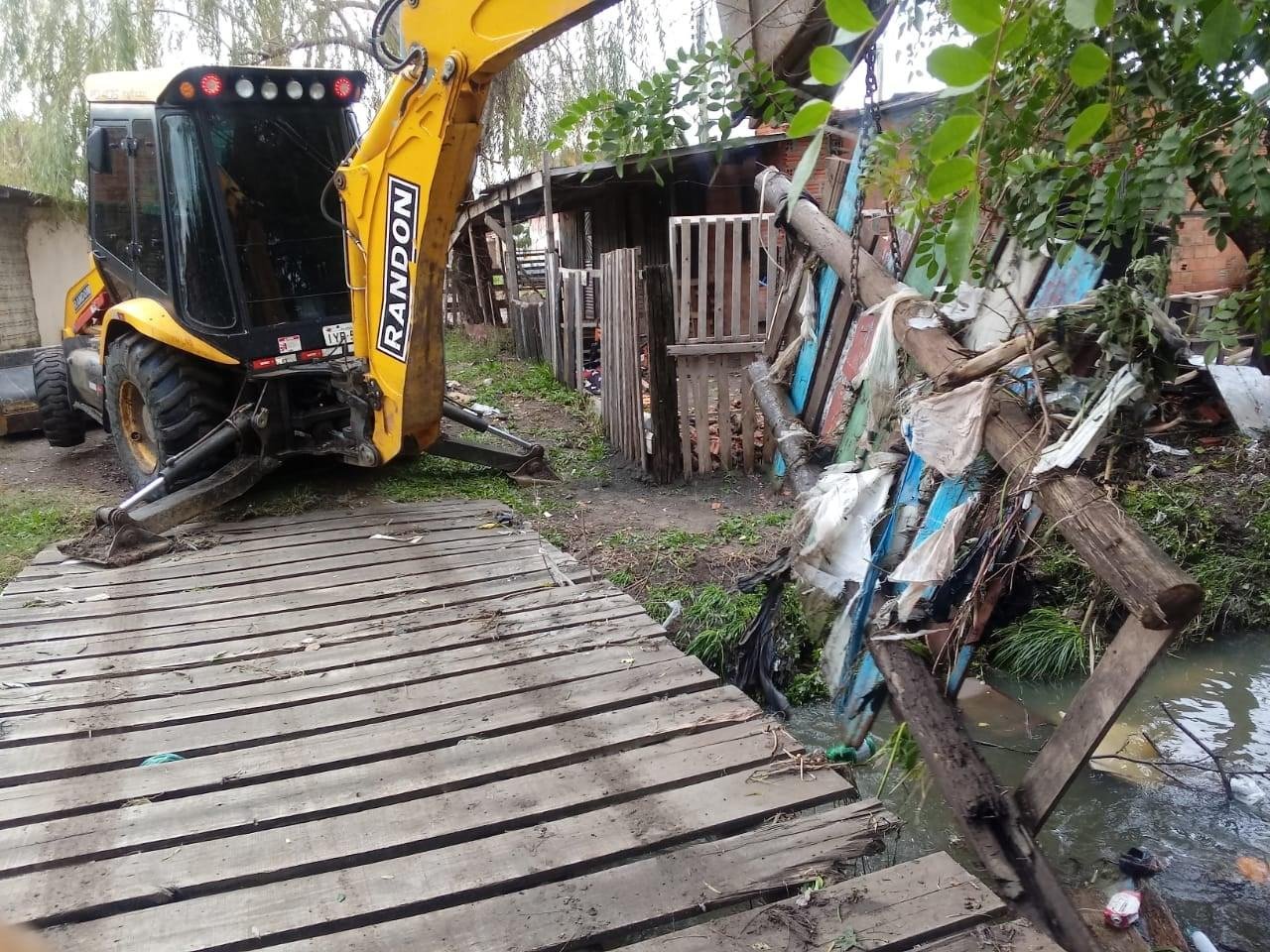 Foi desenvolvida a limpeza de val&otilde;es e ainda a coloca&ccedil;&atilde;o de bueiros no bairro Cidade Nova