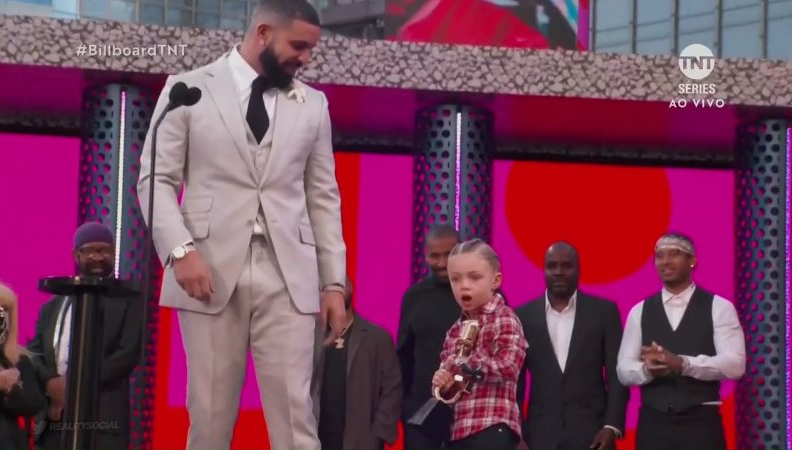 Drake e o filho Adonis Graham enquanto ele recebe pr&ecirc;mio no Billboard Music Awards