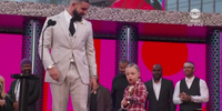 Drake e o filho Adonis Graham enquanto ele recebe prêmio no Billboard Music Awards