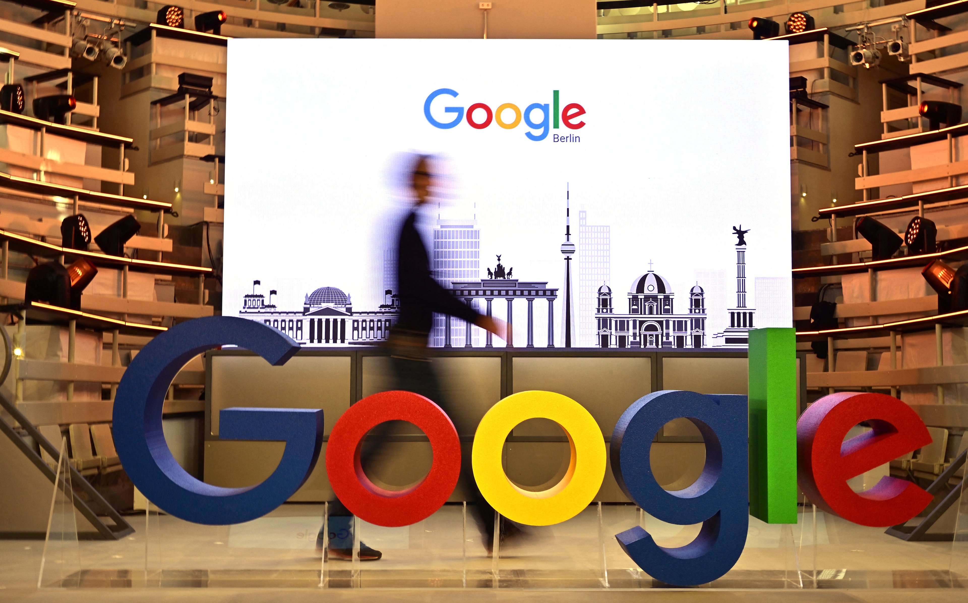 Google opera o mecanismo de busca hom&ocirc;nimo, a plataforma do YouTube, o servi&ccedil;o de geolocaliza&ccedil;&atilde;o Maps, o sistema operacional Android e o navegador Chrome