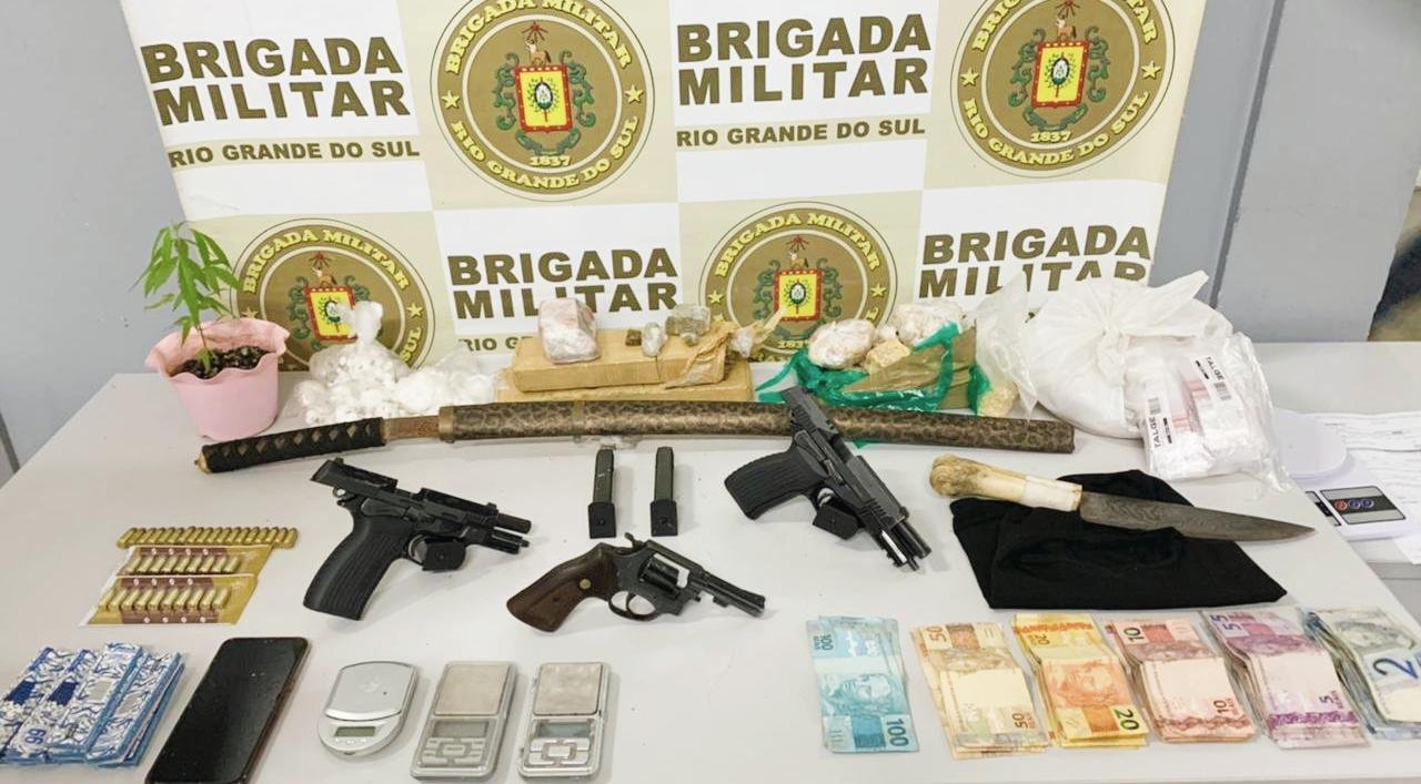Pistola, espingarda, rev&oacute;lver, muni&ccedil;&atilde;o, maconha, crack e coca&iacute;na foram apreendidos