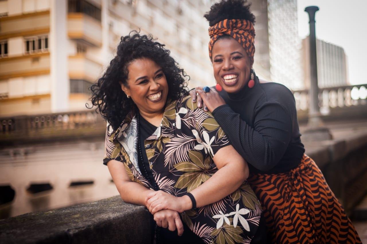 A discuss&atilde;o sobre o racismo e a &aacute;rdua luta feminista trazem a experi&ecirc;ncia de Dejeane Arru&eacute;e e Graziela Pires, que desenvolvem trabalhos para crian&ccedil;as e adolescentes nestas &aacute;reas h&aacute; anos.