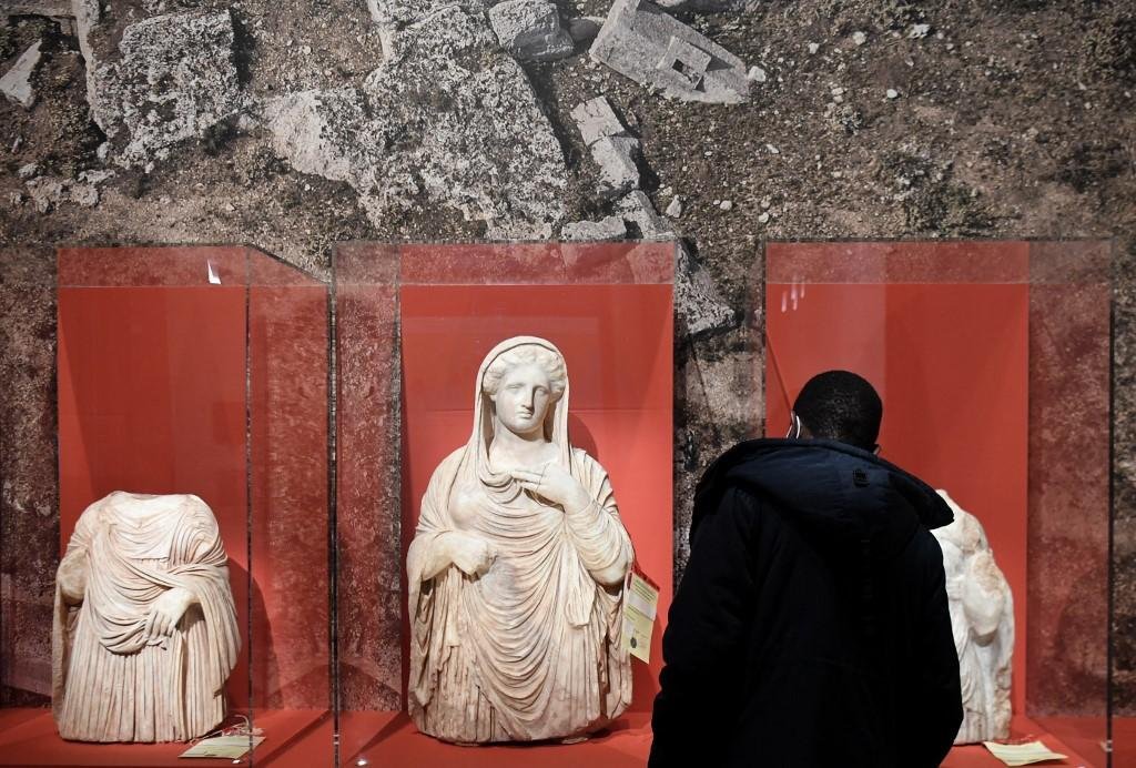 Na se&ccedil;&atilde;o de antiguidades do museu do Louvre de Paris, um punhado de esculturas do Oriente M&eacute;dio chama a aten&ccedil;&atilde;o por suas etiquetas de descri&ccedil;&atilde;o: trata-se de uma exposi&ccedil;&atilde;o sobre o tr&aacute;fico de bens culturais
