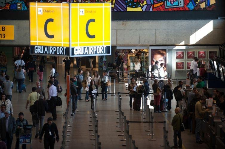Passageiro chegou ao aeroporto de Guarulhos, em S&atilde;o Paulo, proveniente da &Iacute;ndia