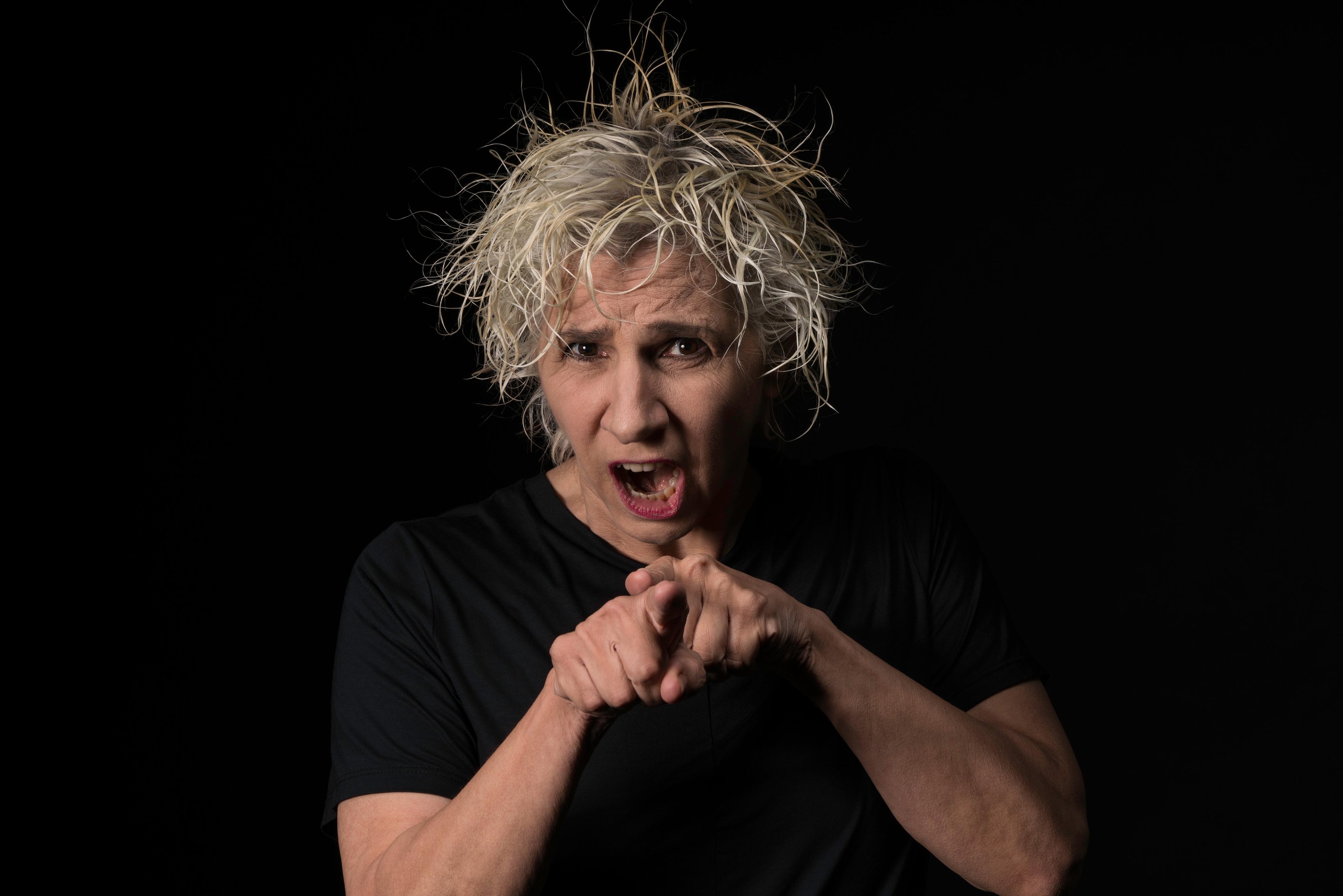 Denise Stoklos assina texto, dire&ccedil;&atilde;o e interpreta&ccedil;&atilde;o de "As Palavras Gestuais"