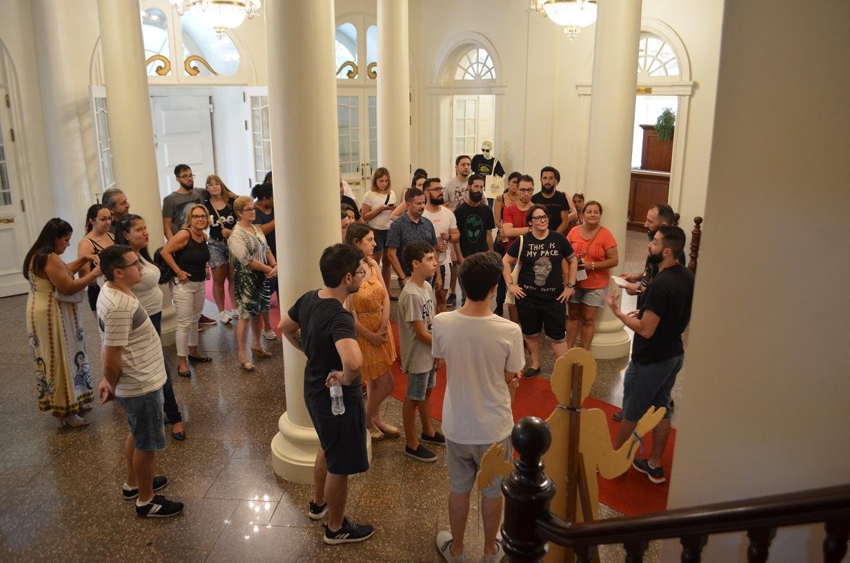 V&iacute;deos mostrar&atilde;o diferentes ambientes do Theatro S&atilde;o Pedro, comparando fotos antigas com o cen&aacute;rio atual. Para cada espa&ccedil;o, m&uacute;sicos da orquestra ir&atilde;o compor uma trilha, enquanto a narrativa ser&aacute; contada pelo fantasma da atriz Dulce Miranda, que habita o teatro h&aacute; mais de 150 anos
