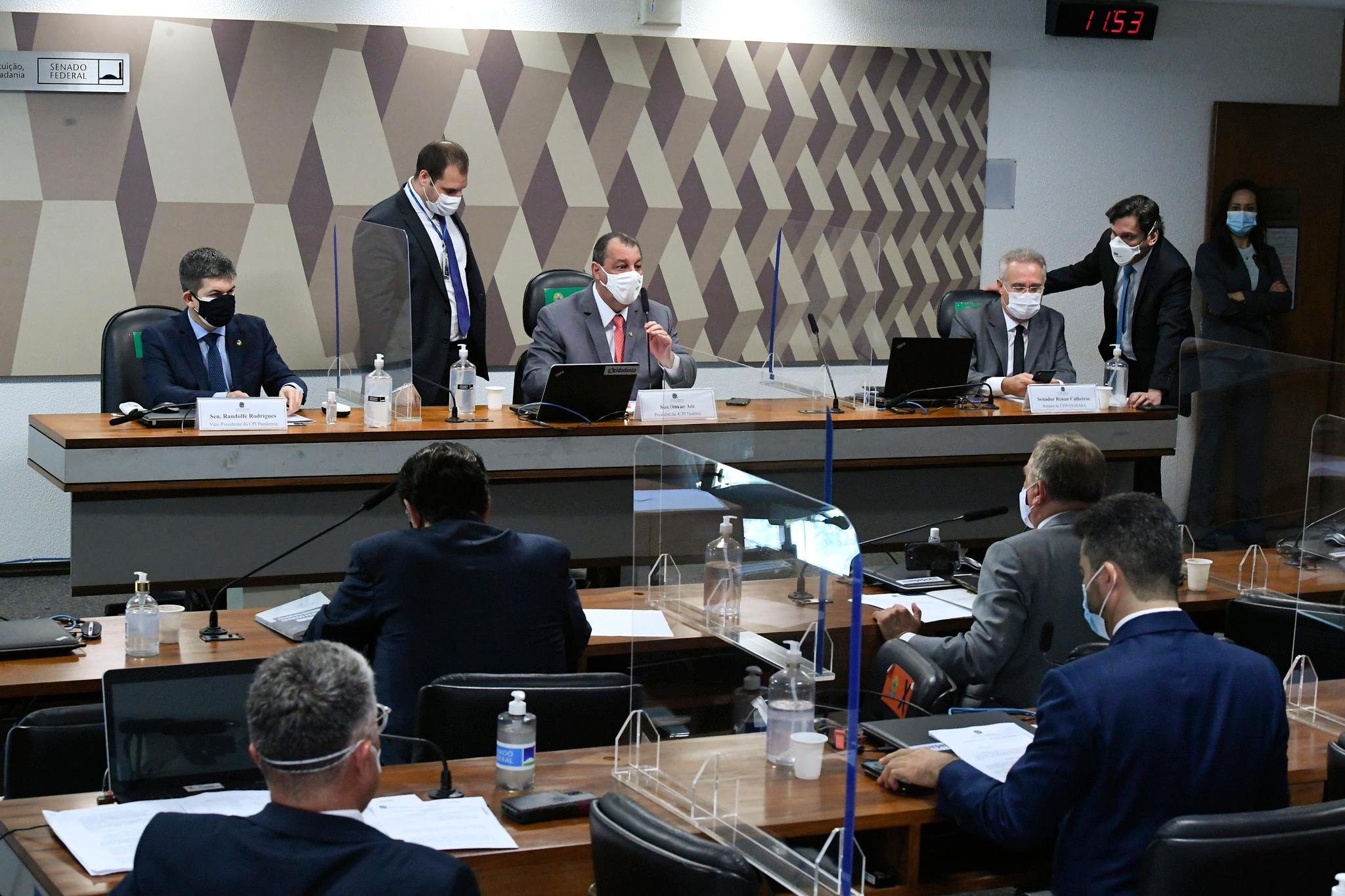 Al&eacute;m do atual e do ex-ministro da Sa&uacute;de, nove governadores foram convocados