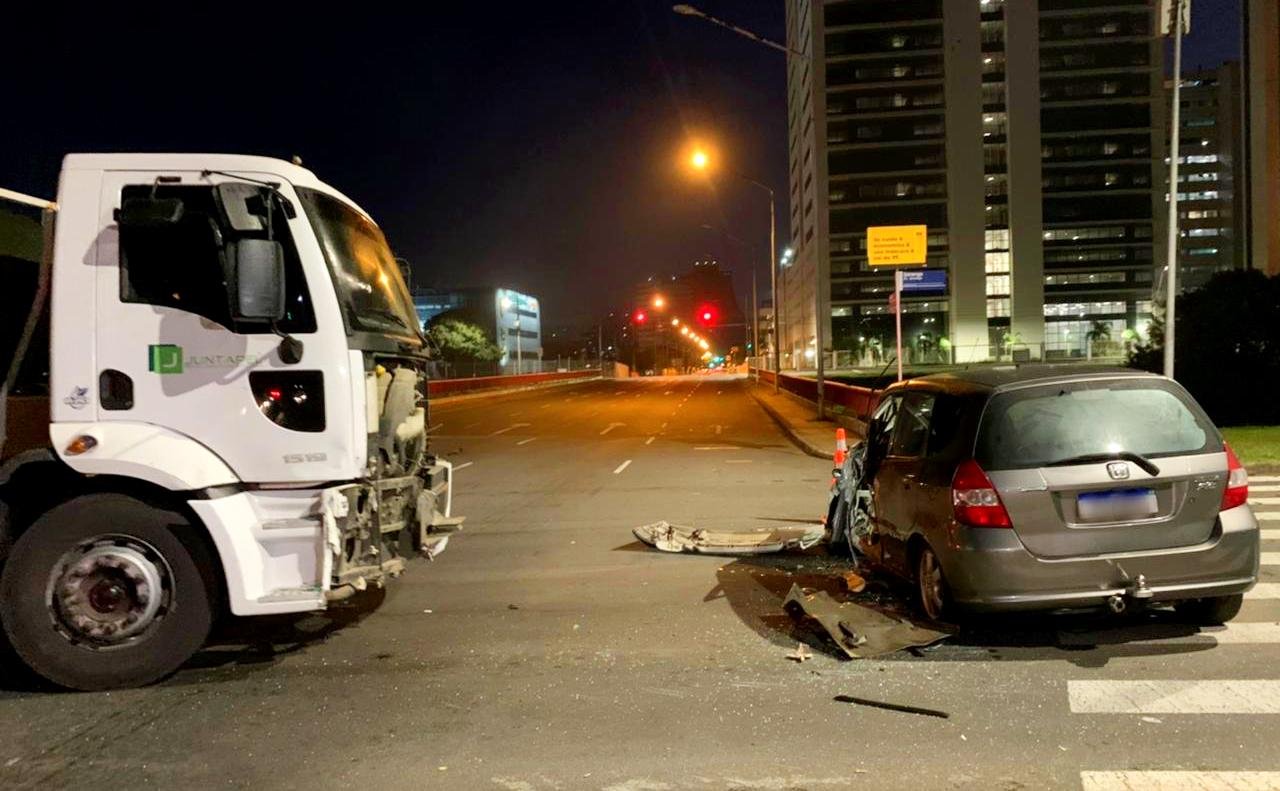 Condutor do autom&oacute;vel foi socorrido