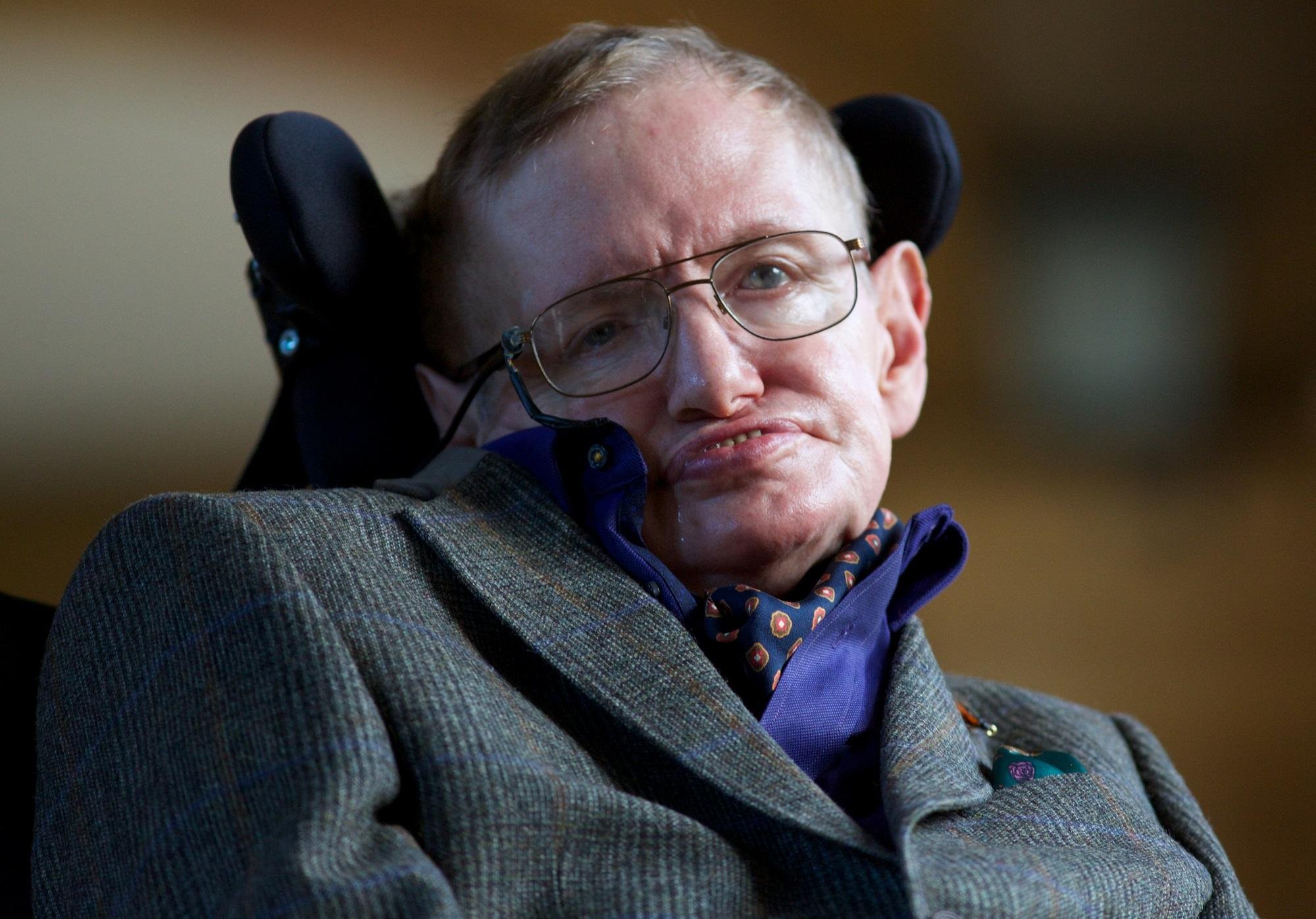 Reconhecido por seus trabalhos sobre o universo, Hawking faleceu em sua casa em Cambridge, em 14 de mar&ccedil;o de 2018, aos 76 anos