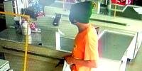 Ladrão usa a camiseta de cor laranja usada pelo pessoal da limpeza urbana