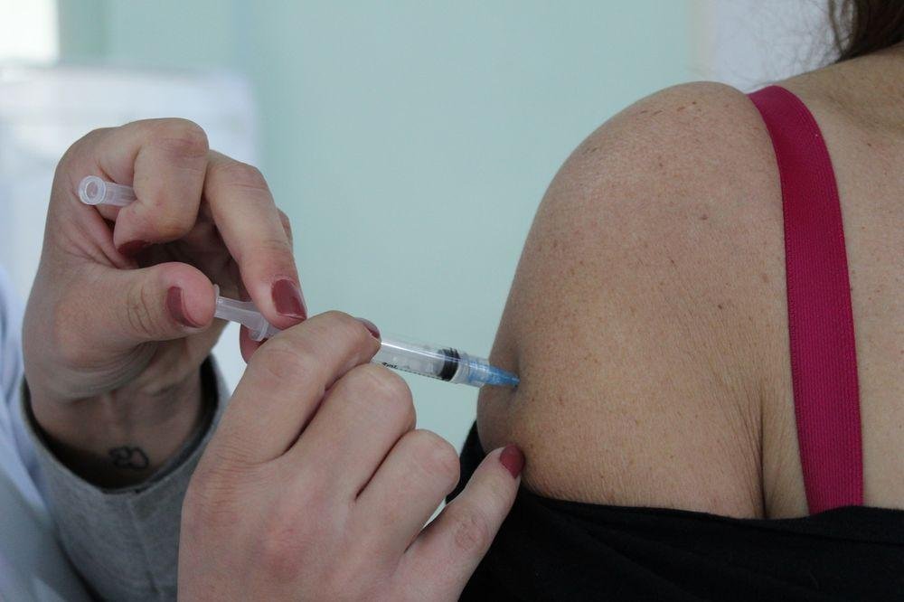 A vacina da febre amarela deve ter 30 dias de intervalo com as vacinas trivirais