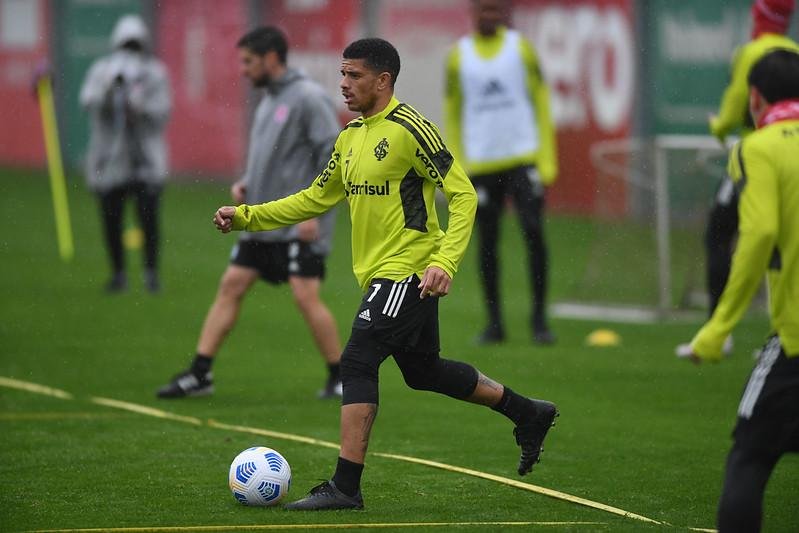 Taison deve come&ccedil;ar a partida diante do Sport