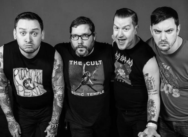 Ray Carlisle, vocalista e guitarrista do Teenage BottleRocket, diz a seus f&atilde;s: "Queremos dar um bom exemplo. Fomos vacinados. Adorar&iacute;amos que voc&ecirc;s tamb&eacute;m fossem vacinados. Venham para a festa conosco"