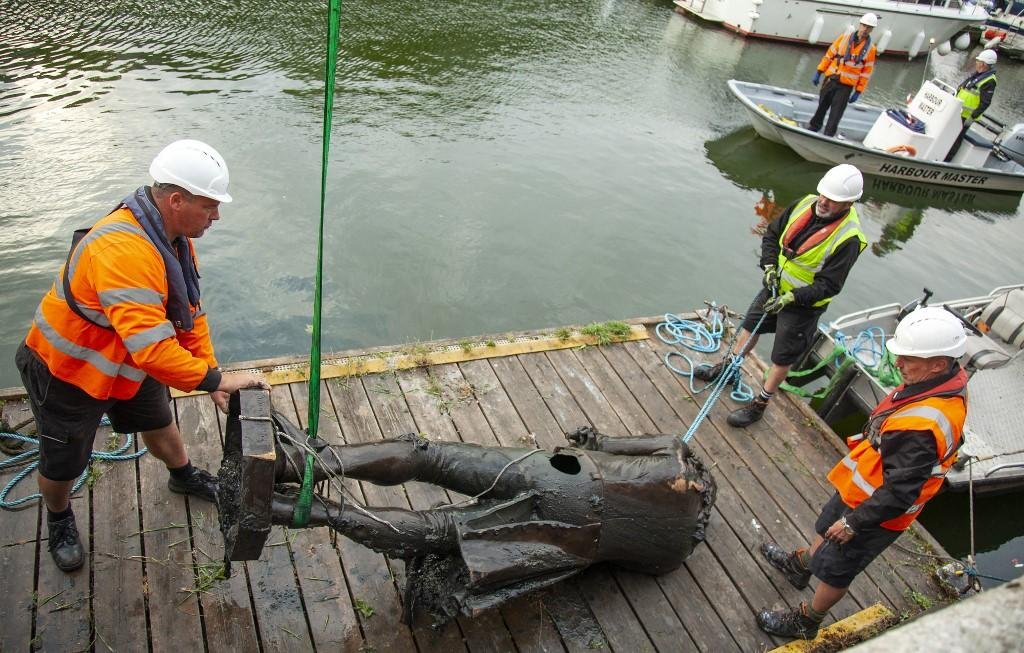 A est&aacute;tua do comerciante de escravos brit&acirc;nico Edward Colston, jogada nas &aacute;guas do rio Avon em junho do ano passado por iniciativa do movimento Black Lives Matter, ser&aacute; o centro de uma exposi&ccedil;&atilde;o
