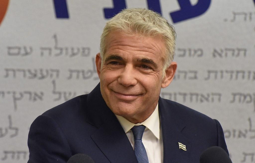 Nascido em novembro de 1963 em Tel Aviv, cidade onde concentra sua base eleitoral, Lapid &eacute; filho do falecido jornalista Tommy Lapid, ex-ministro da Justi&ccedil;a